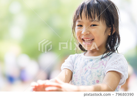 可愛的 5 歲女孩 79680390