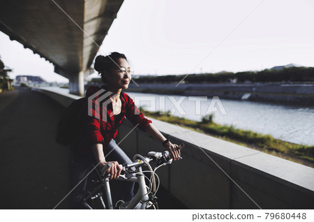 騎自行車的女人 79680448