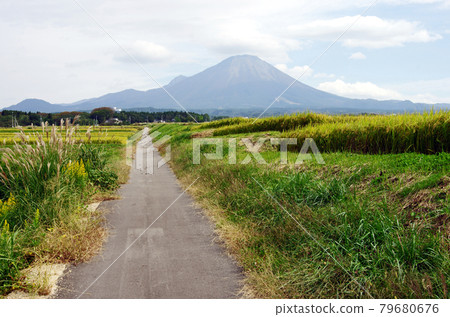 Rural scenery at the foot of Mt. Daisen in front of the Shoji Ueda Museum of Photography 79680676