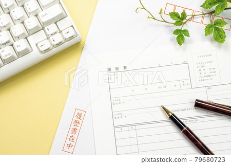 Resume and computer 79680723