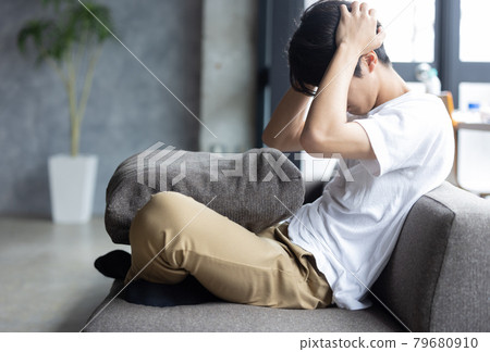 年輕人在房間裡放鬆 79680910