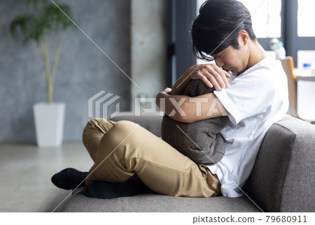 年輕人在房間裡放鬆 79680911