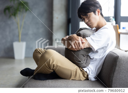 年輕人在房間裡放鬆 79680912