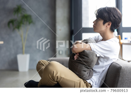 年輕人在房間裡放鬆 79680913