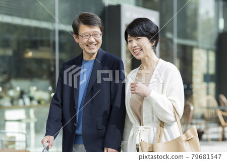 年長夫婦購物 79681547
