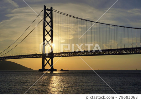 Akashi Strait and the Akashi Kaikyo Bridge against the backdrop of a clear, sunny day's sunset 79683068