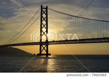 Akashi Strait and the Akashi Kaikyo Bridge against the backdrop of a clear, sunny day's sunset 79683069