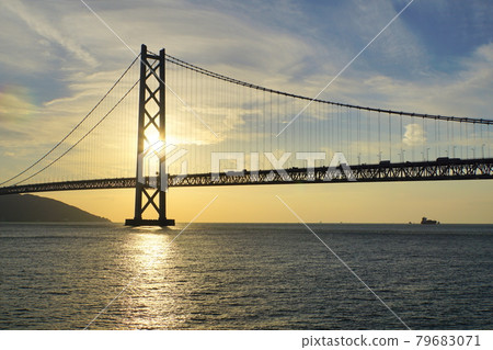 Akashi Strait and the Akashi Kaikyo Bridge against the backdrop of a clear, sunny day's sunset 79683071
