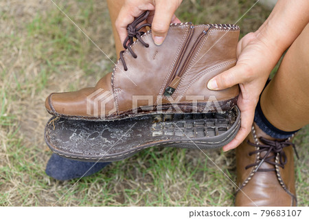 torn women leather boots 79683107