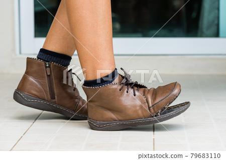 torn women leather boots 79683110