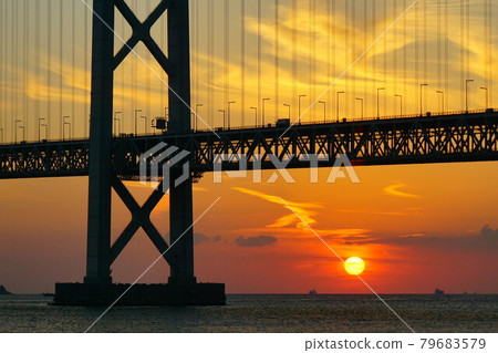Akashi Strait and the Akashi Kaikyo Bridge against the backdrop of a clear, sunny day's sunset Akashi Strait and the Akashi Kaikyo Bridge against the backdrop of a clear, sunny day's sunset 79683579