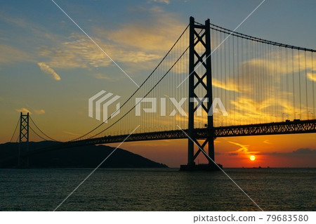 明石海峽和明石海峽大橋,背景晴朗,夕陽西下 明石海峽和明石海峽大橋,背景晴朗,夕陽西下 79683580