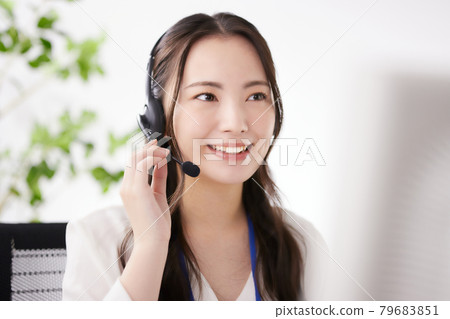 在辦公室工作的年輕操作員 在辦公室工作的年輕操作員 79683851