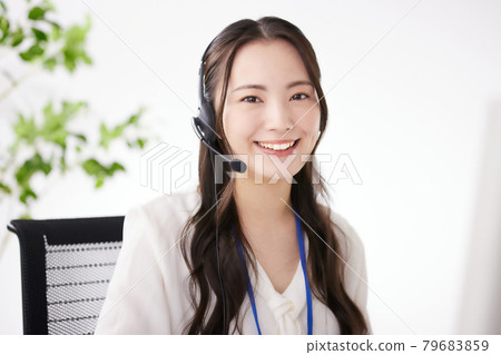 在辦公室工作的年輕操作員 79683859