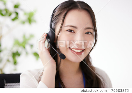 在辦公室工作的年輕操作員 在辦公室工作的年輕操作員 79683873