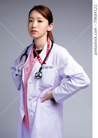 一位疲憊的年輕女醫生 79684121