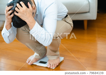 中年男子稱體重 中年男子稱體重 79684139