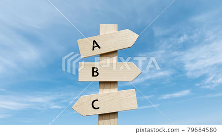 路標 3 個方向和藍天中心_帶有 ABC 字母 79684580