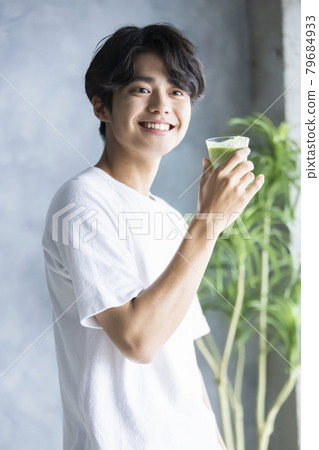 Male drinking smoothies 79684933