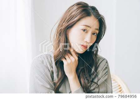 年輕女子髮型圖片 79684956