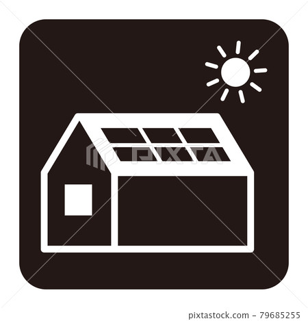 安裝了太陽能電池板的房屋的簡單圖標/白色空白 79685255