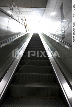 捷運站手扶梯 79685382
