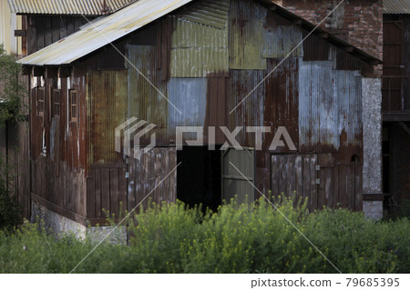 倉庫大樓襯著生鏽的錫 79685395