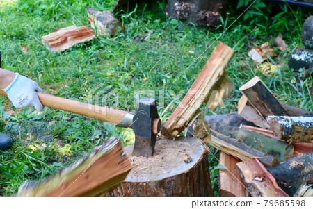 The moment of chopping firewood with an axe The moment of chopping firewood with an axe 79685598