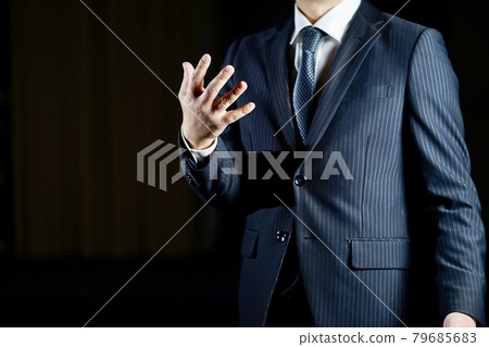 在黑色背景上的商人形象 在黑色背景上的商人形象 79685683