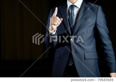 在黑色背景上的商人形象 在黑色背景上的商人形象 79685689