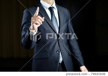 在黑色背景上的商人形象 在黑色背景上的商人形象 79685696