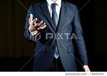 在黑色背景上的商人形象 在黑色背景上的商人形象 79685697