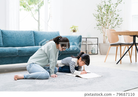 Mother watching her child draw 79687110