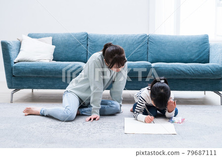 Mother watching her child draw 79687111