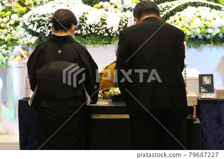 The chief mourner couple offering incense 79687227