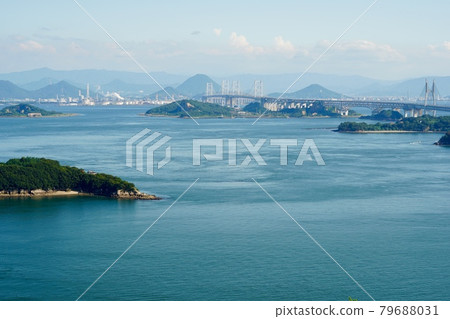 橫跨瀨戶內海的瀨戶大橋 橫跨瀨戶內海的瀨戶大橋 79688031