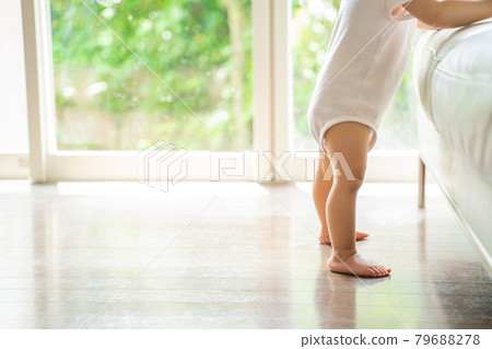 寶寶的腳抓住 79688278