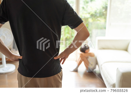 一個女孩蹲下來哭泣，一個大人看著她 79688826
