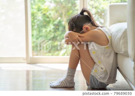 一個女孩把臉埋在淚水中 79689030