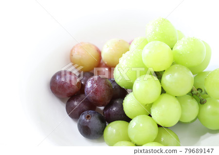 Kyoho Pione Muscat on a white plate 79689147