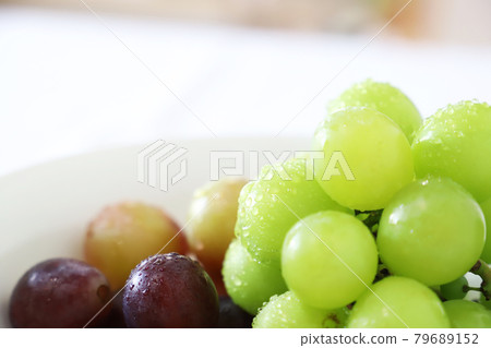 Kyoho Pione Muscat on a white plate 79689152