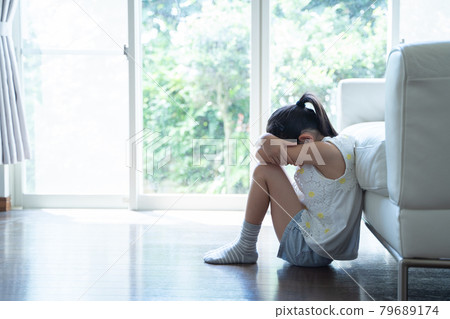 一個女孩把臉埋在淚水中 一個女孩把臉埋在淚水中 79689174