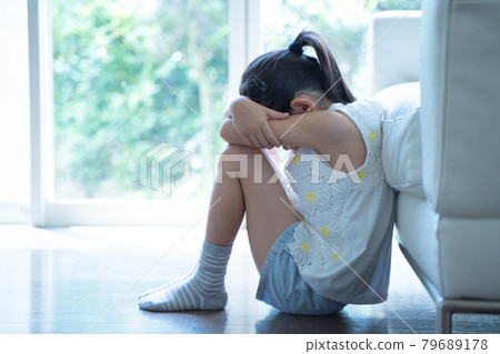 一個女孩把臉埋在淚水中 79689178