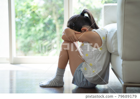 一個女孩把臉埋在淚水中 一個女孩把臉埋在淚水中 79689179