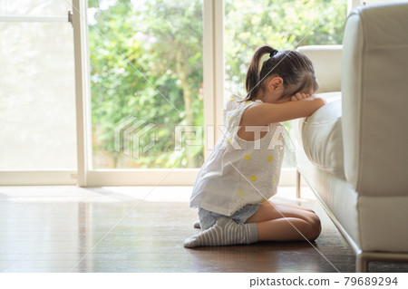 一個女孩把臉埋在淚水中 一個女孩把臉埋在淚水中 79689294