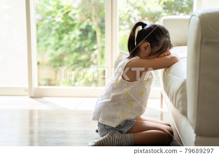 一個女孩把臉埋在淚水中 79689297