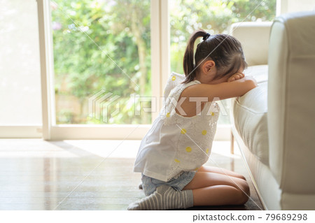 一個女孩把臉埋在淚水中 79689298