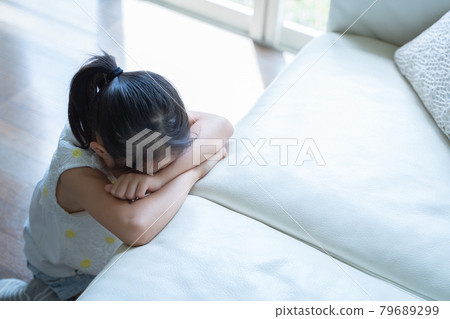 一個女孩把臉埋在淚水中 79689299