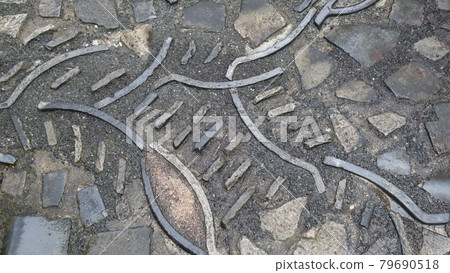 This art is made from tiles that are laid out on the sidewalk in the courtyard of the Omihachiman City Tile Museum. 79690518