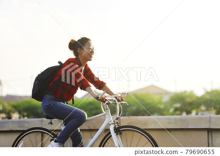 騎自行車的女人 騎自行車的女人 79690655